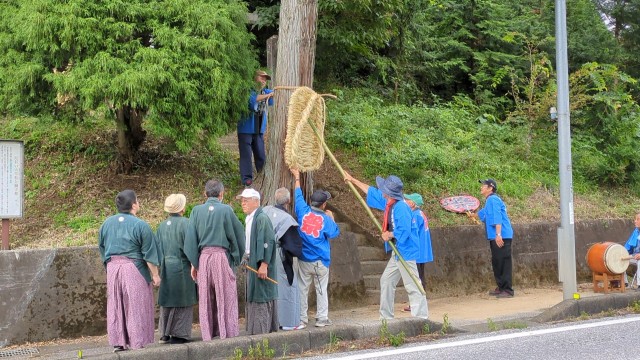 芹沼地区の厄除け大わらじ奉納